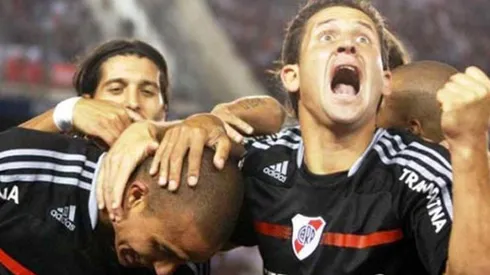 El abrazo del Maestrico con David Trezeguet luego de su golazo en el Monumental.