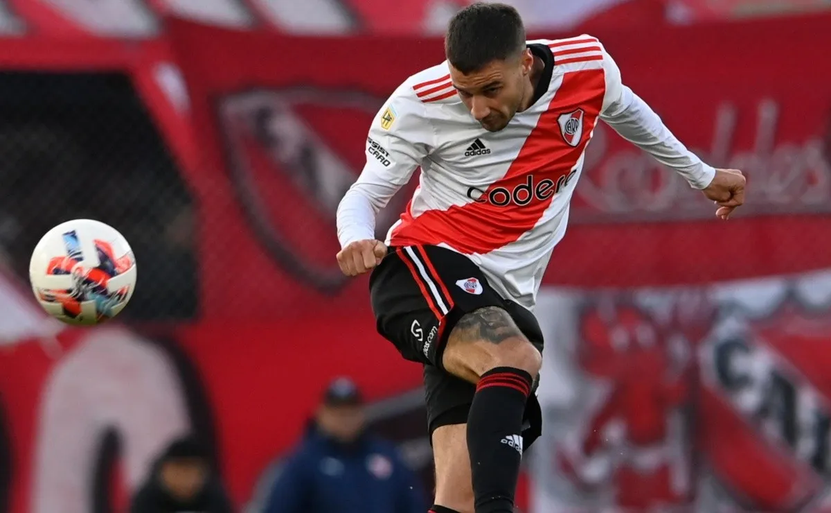 Emanuel Mammana fue una de las figuras de River ante Independiente.