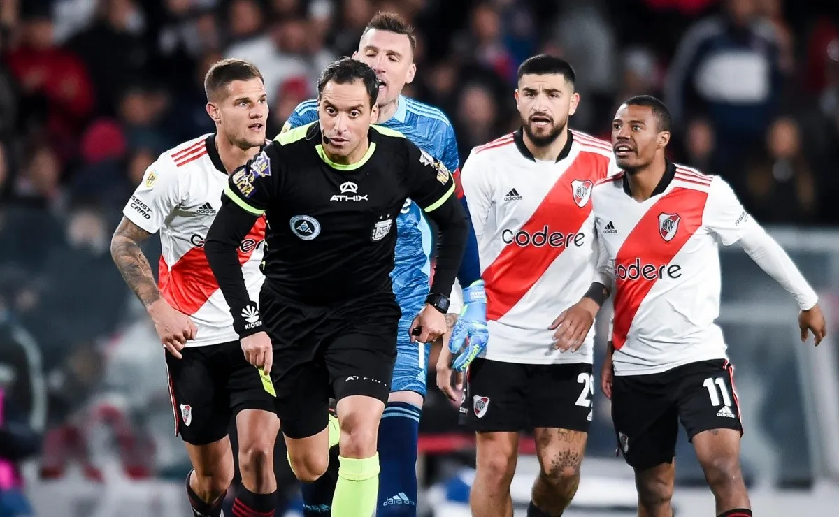 La trompada a Borja dentro del área.