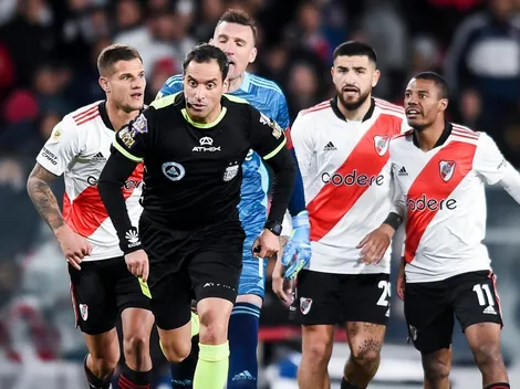 Otra vez el VAR: Rapallini no le cobró un claro penal a River