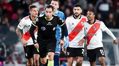 La trompada a Borja dentro del área.