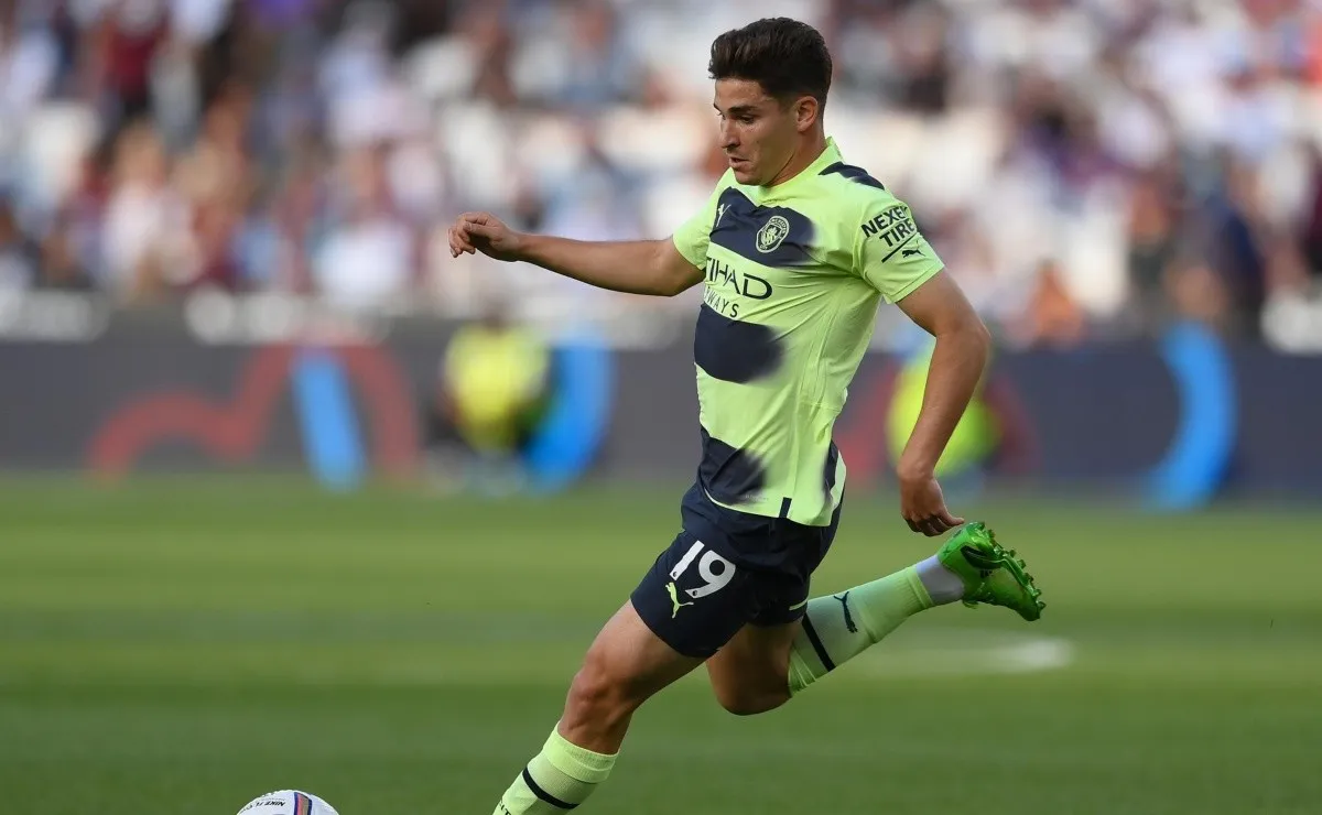 Julián Álvarez disputó sus primeros minutos en la Premier League.