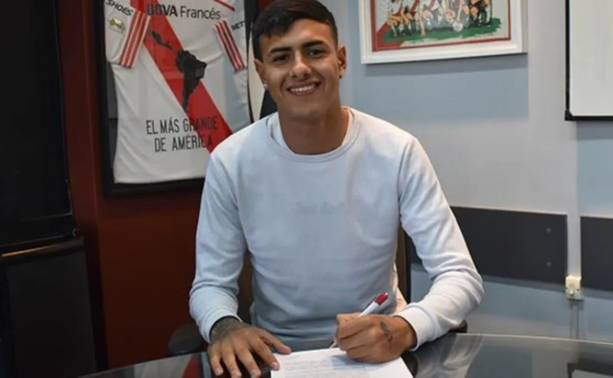 El mediocampista de la Cuarta División selló su primer contrato con el Más Grande.