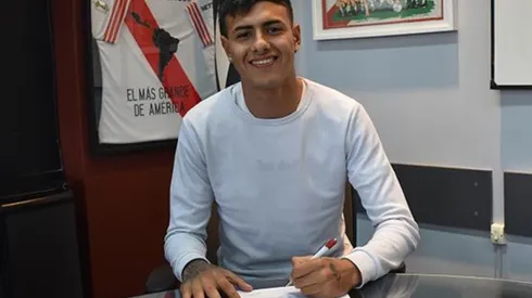 El mediocampista de la Cuarta División selló su primer contrato con el Más Grande.