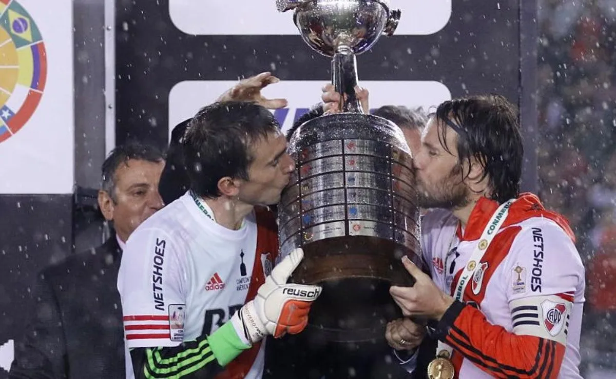 Cavenaghi y Barovero, capitanes, levantan la Copa en el 2015.