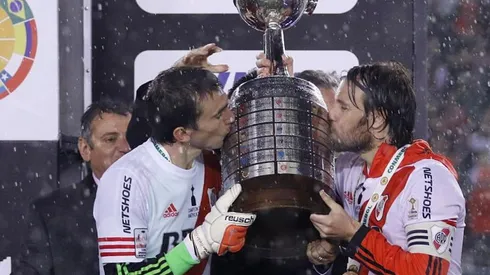 Cavenaghi y Barovero, capitanes, levantan la Copa en el 2015.