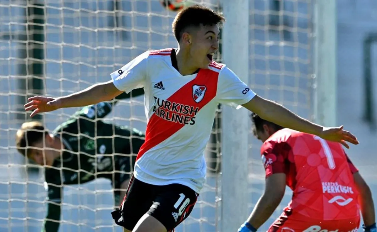 Matías Gallardo celebra su primer tanto en la Reserva.