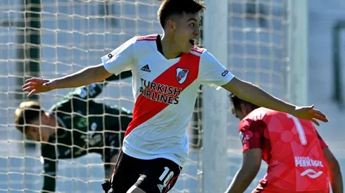 Matías Gallardo celebra su primer tanto en la Reserva.