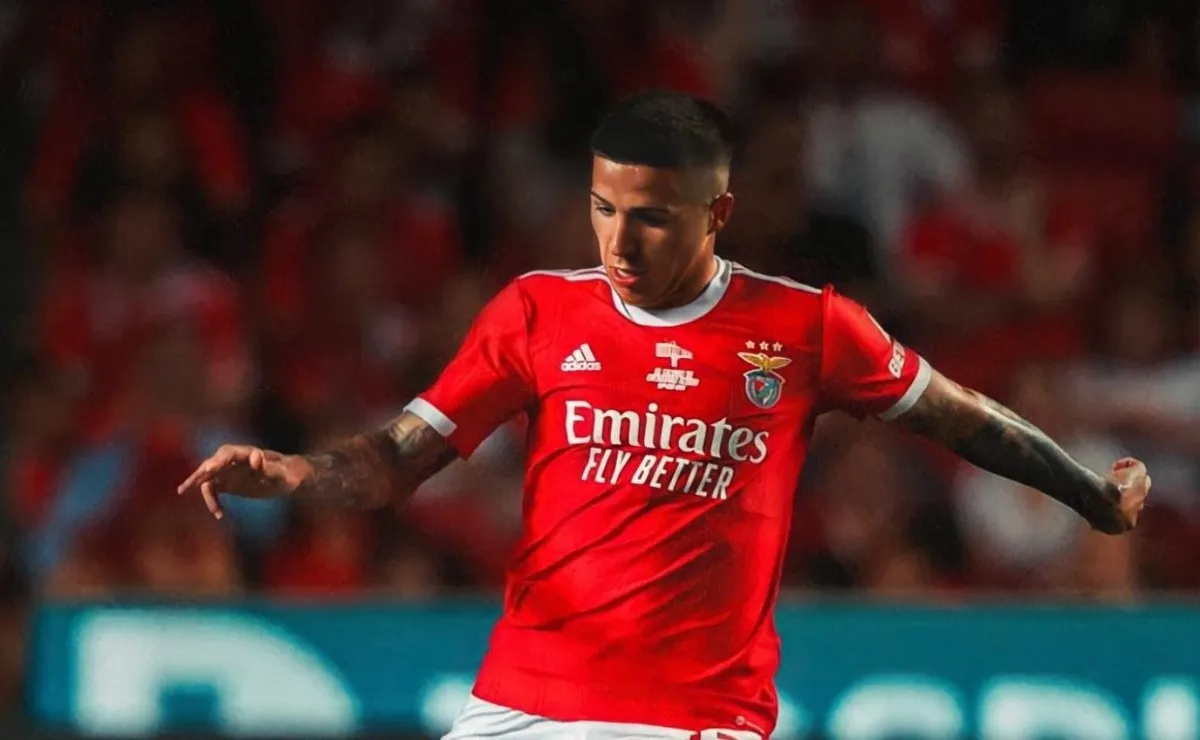 Enzo Fernández juega su primer partido oficial en el Benfica.