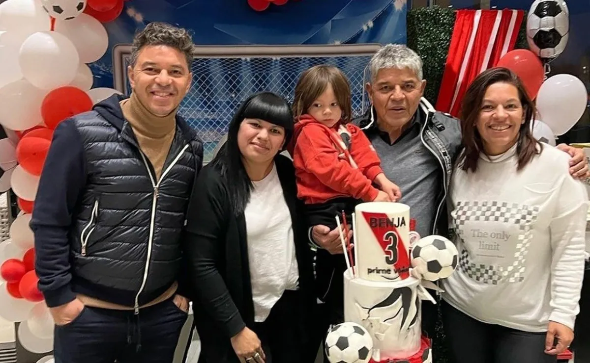 La familia Gallardo unida festejando el cumple de Benjamín.