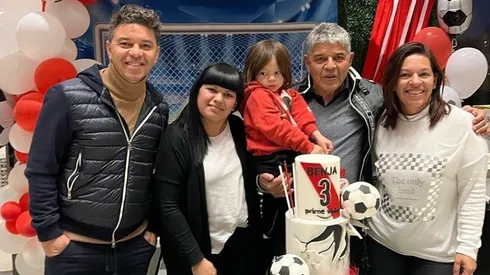 La familia Gallardo unida festejando el cumple de Benjamín.