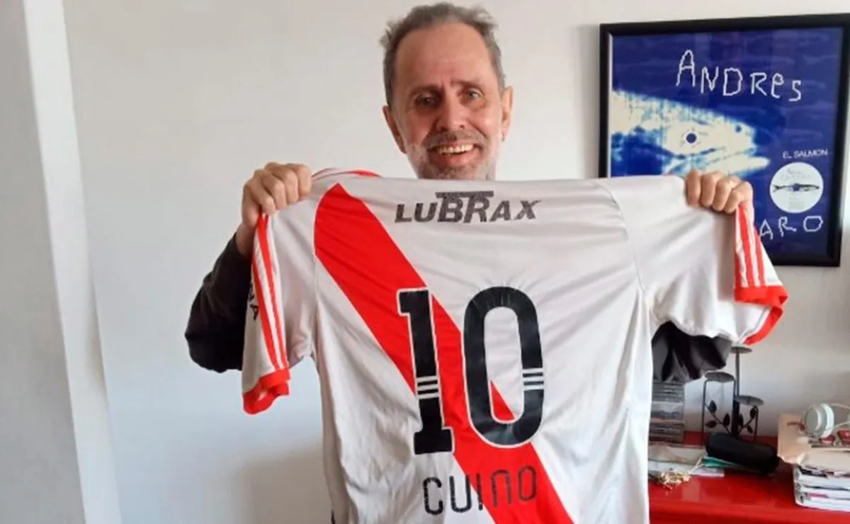 Marcelo Scornik con la 10 del Más Grande y El Salmón de fondo.
