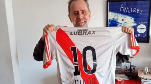 Marcelo Scornik con la 10 del Más Grande y El Salmón de fondo.