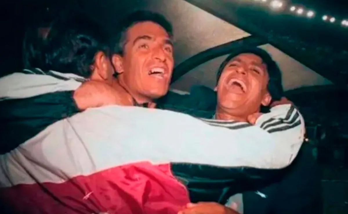 Ramón celebra junto a Omar Labruna, su histórico ayudante de campo en su primer ciclo en River.
