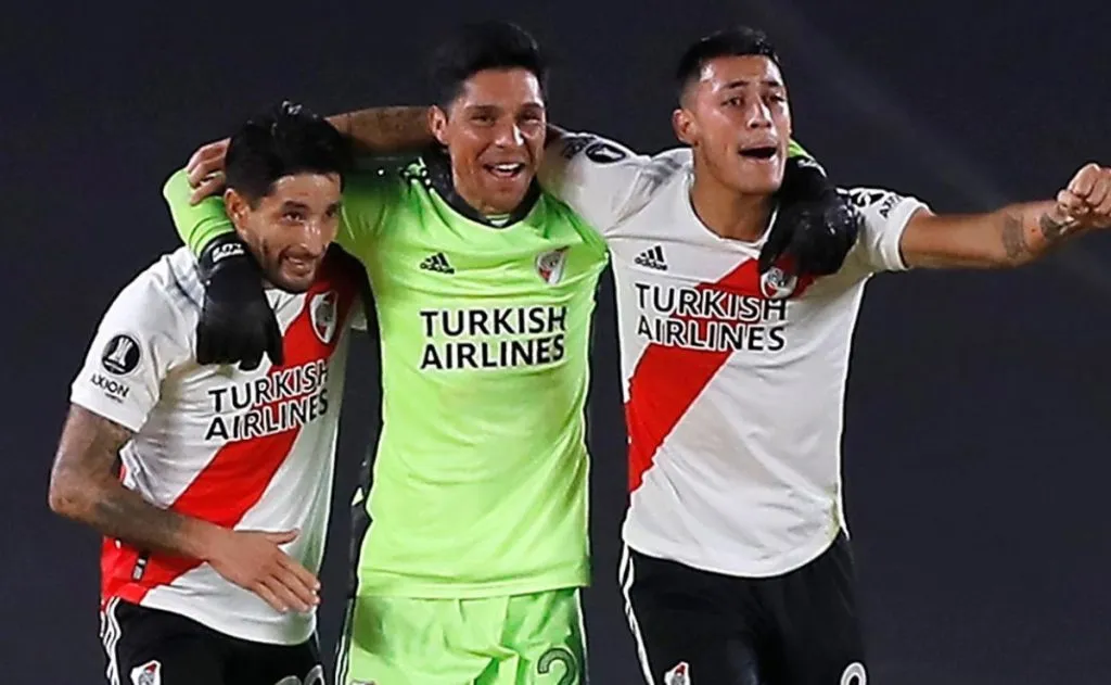 Postal de la histórica noche con Lecanda y Enzo Pérez de arquero.