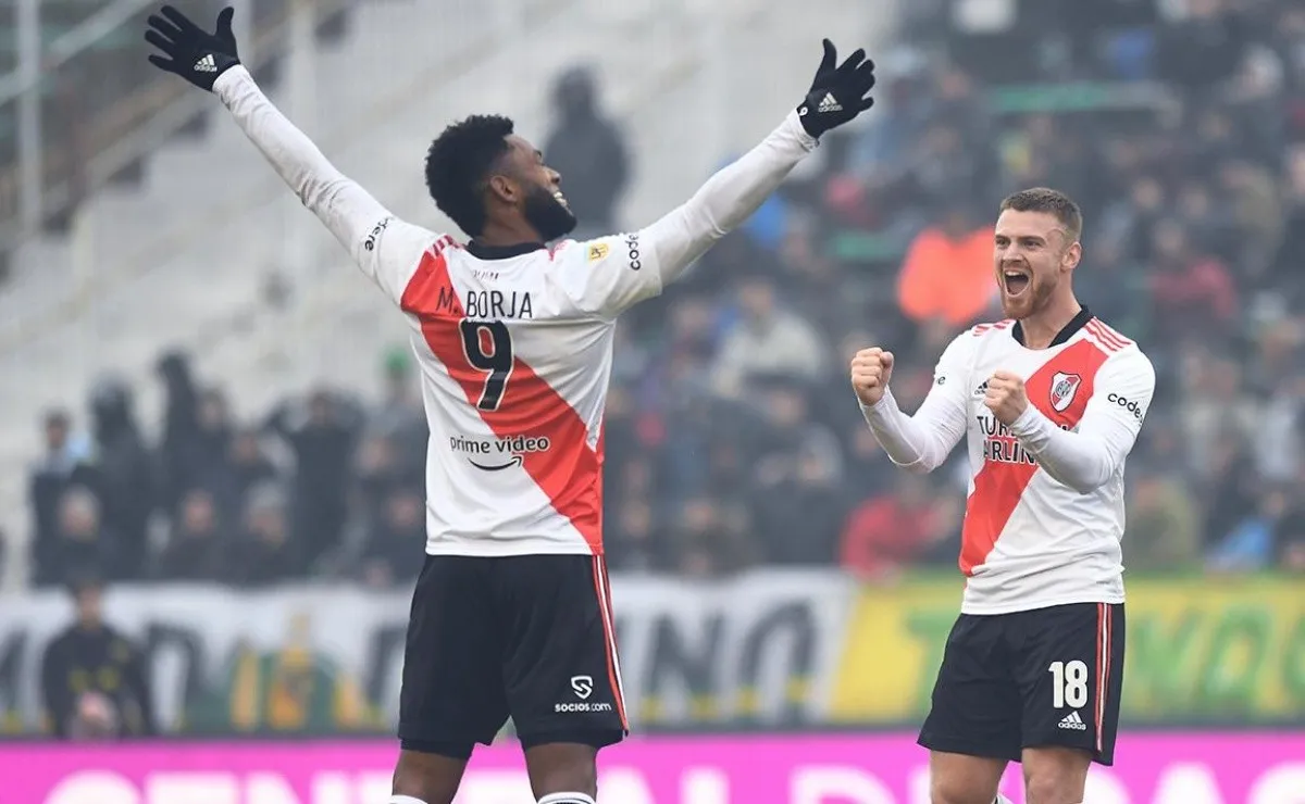 Lucas Beltrán y Miguel Ángel Borja se entendieron muy bien en los minutos que compartieron en cancha ante Aldosivi.