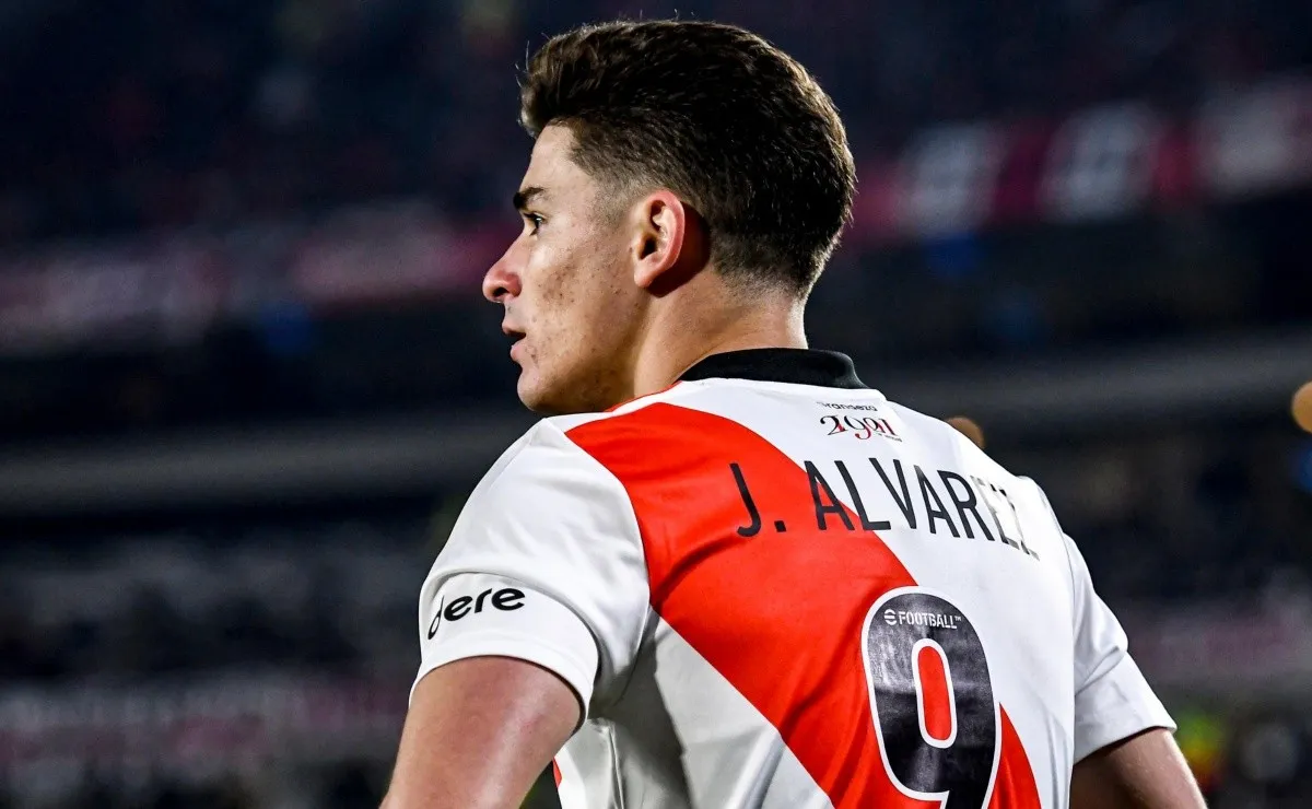 Se subasta la camiseta de Julián Álvarez.