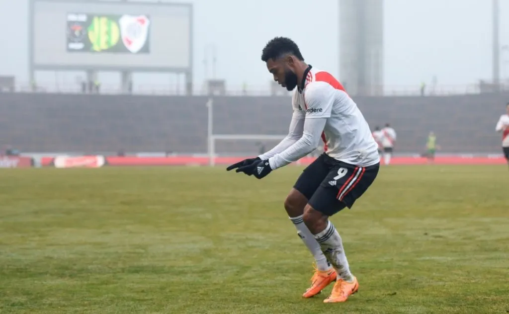 Borja haciendo el festejo del Colibrí