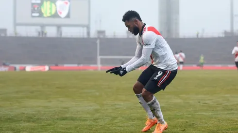 En la sombría tarde marplatense, Miguel Borja sacó a bailar a los hinchas neutrales.