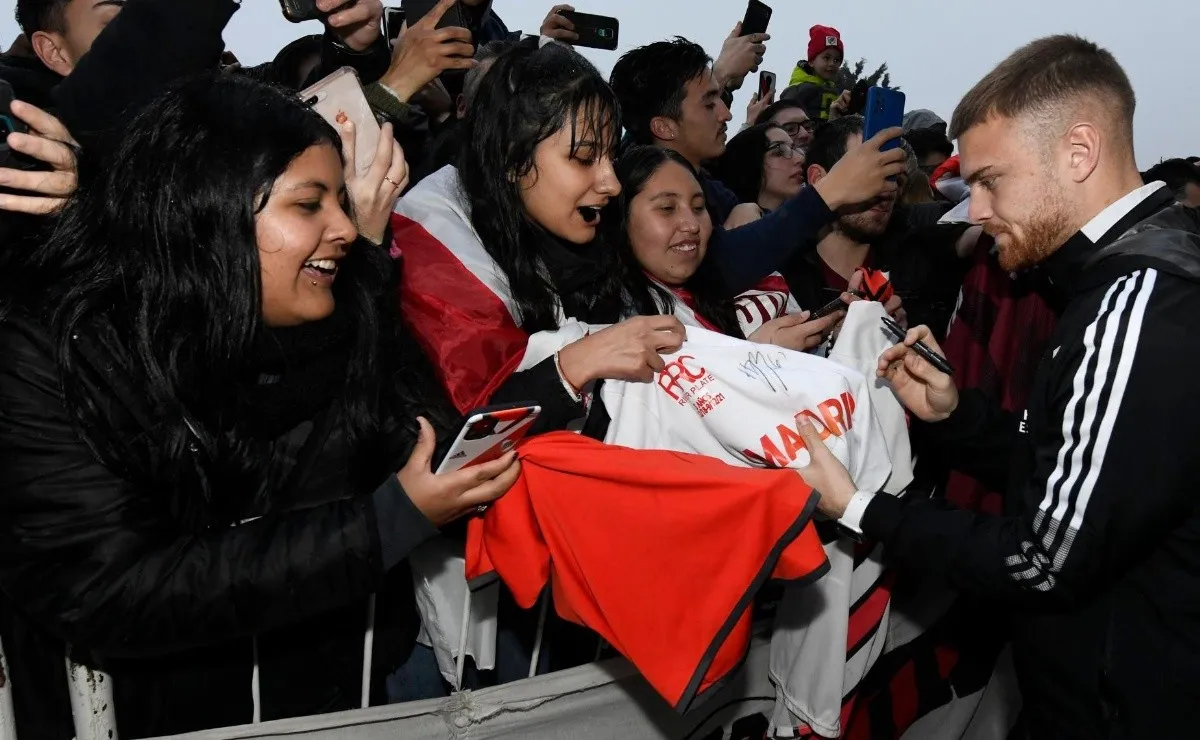 Los hinchas de River en las inmediaciones del Costa Galana.