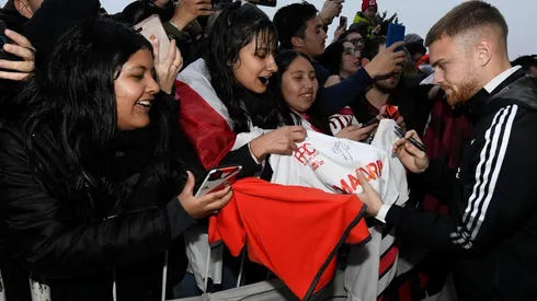 Los hinchas de River en las inmediaciones del Costa Galana.
