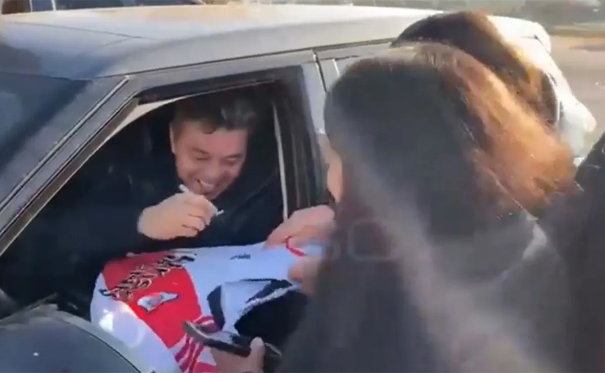 El Muñeco y otro gran gesto con los hinchas de River.