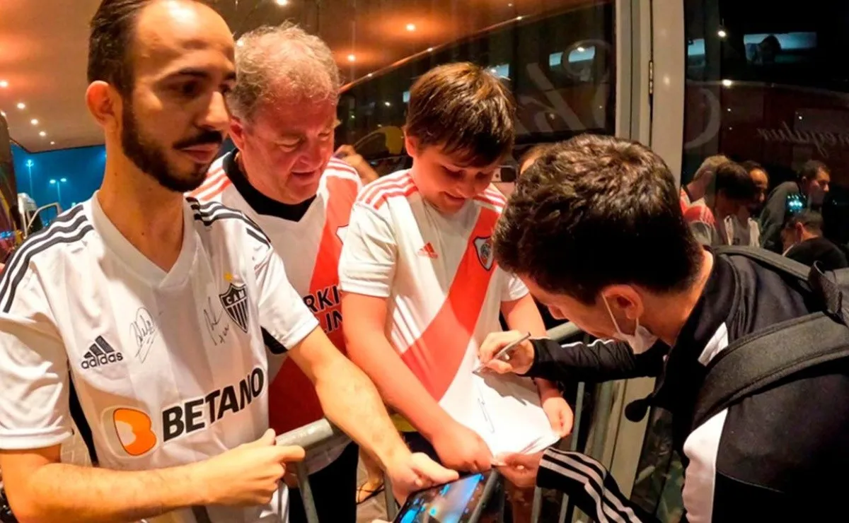 Nacho Fernández saludó a los hinchas de River que lo esperaron en la puerta del hotel de Río de Janeiro donde concentró Atlético Mineiro. Los fanáticos del Más Grande le pidieron que vuelva.