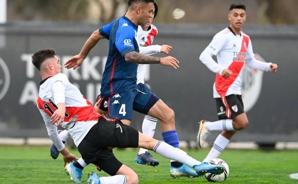 River va por otro título ante Vélez.