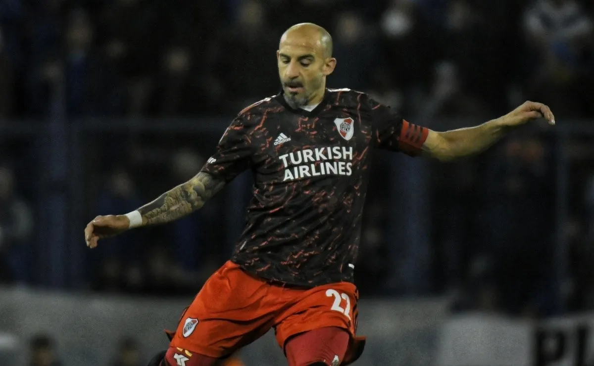 Javier Pinola volvió a llevar la cinta de capitán en el Millonario.