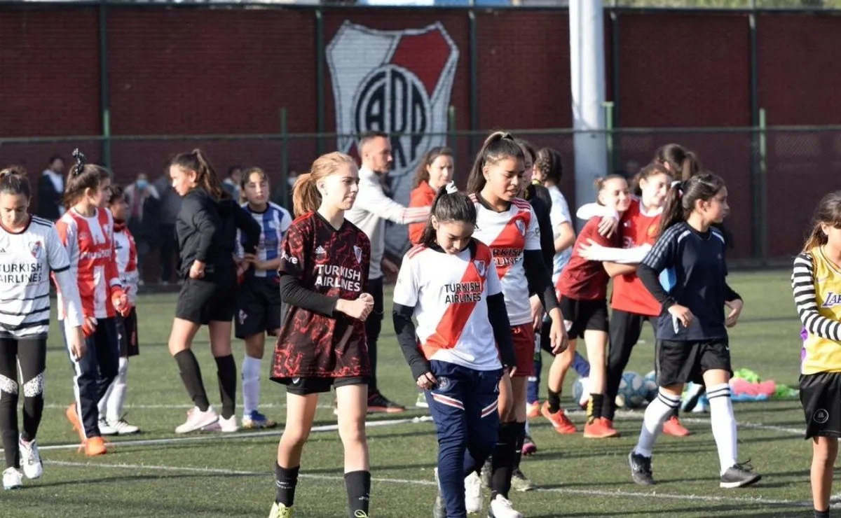 Una multitud de jugadoras participaron de las pruebas en River.