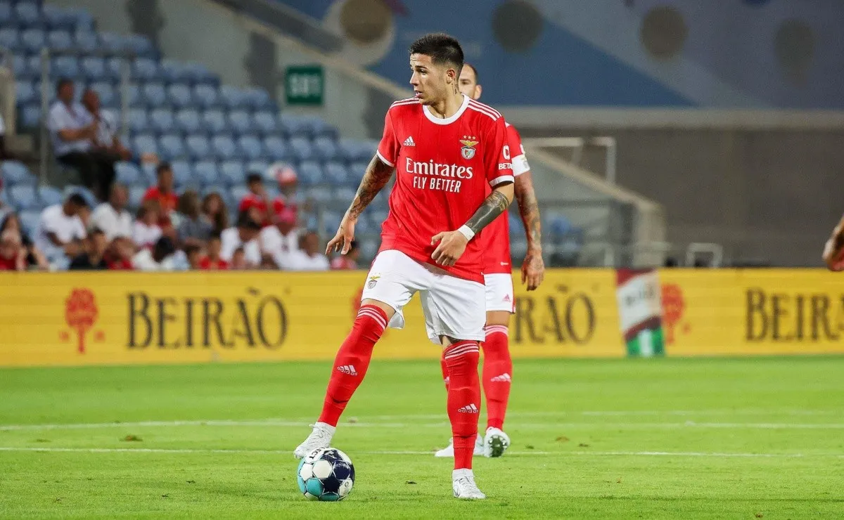 Pelota al pie y cabeza levantada, así se presentó Enzo Fernández en el Benfica.