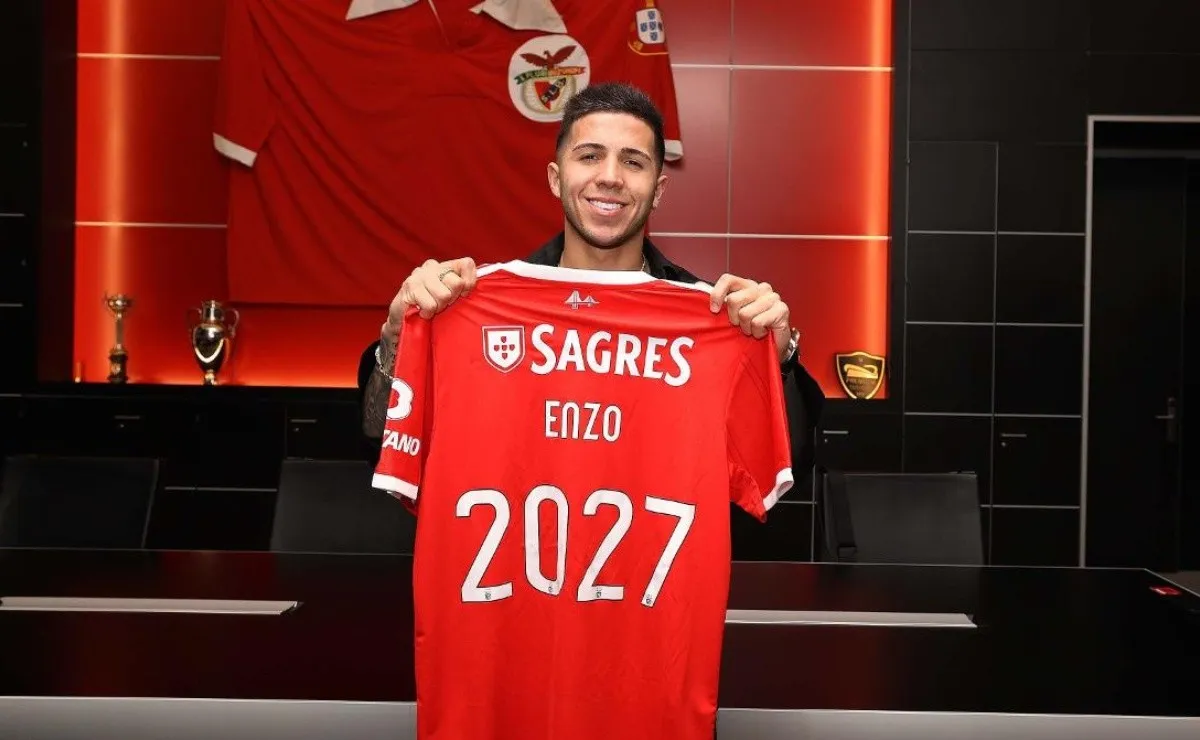 Enzo posó con la camiseta del Benfica y está listo para un nuevo desafío.
