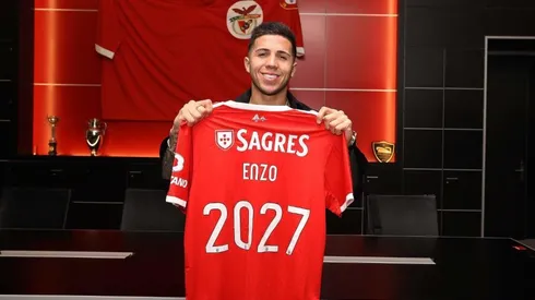 Enzo posó con la camiseta del Benfica y está listo para un nuevo desafío.