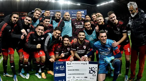 Cheque en mano y clasificación al bolsillo.