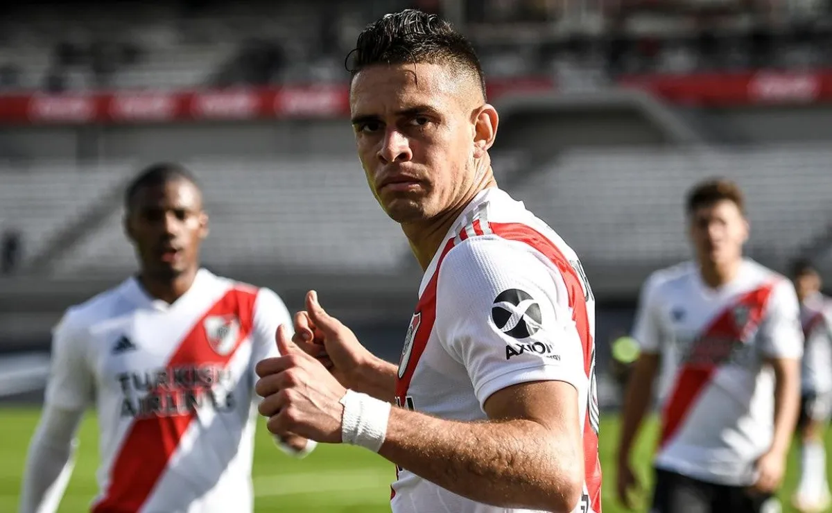 Rafael Santos Borré mantiene como foto de perfil en sus redes sociales una foto levantando la Copa Libertadores en el Santiago Bernabéu.