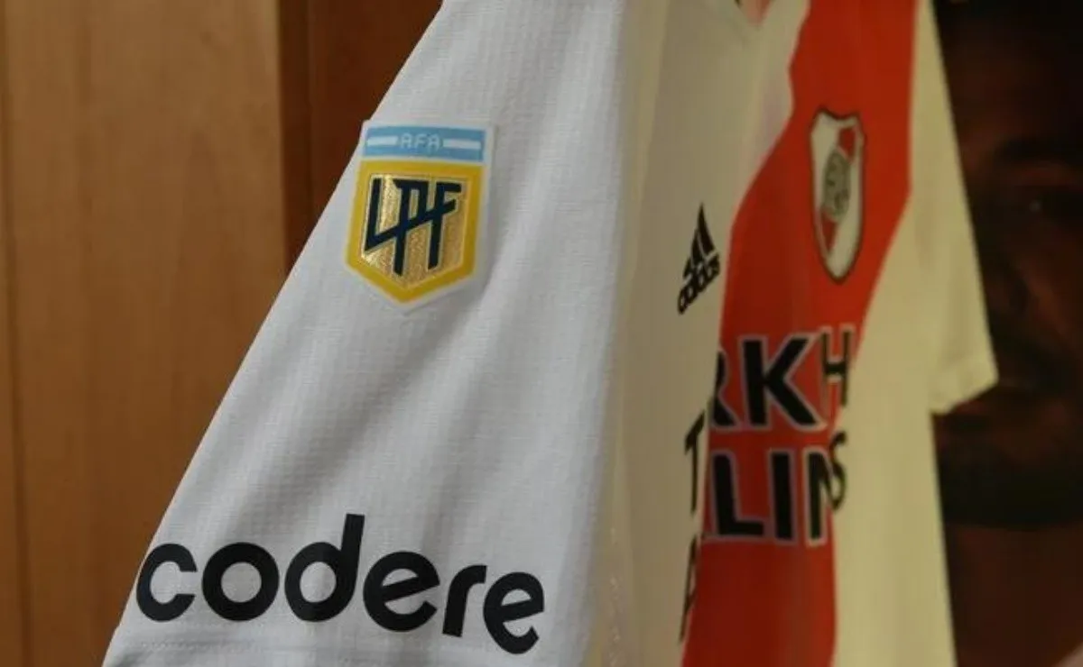 El Más Grande se prepara para el lanzamiento de su nueva camiseta.