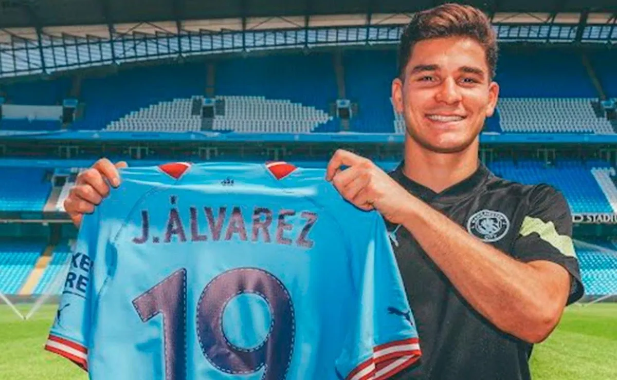 Julián Álvarez con la número 19 del Manchester City.