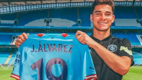 Julián Álvarez con la número 19 del Manchester City.