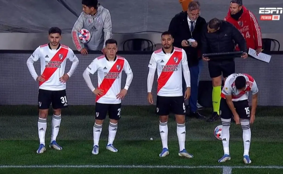 River jugó un muy mal primer tiempo contra Godoy Cruz y Marcelo Gallardo hizo cuatro cambios juntos para el inicio de la segunda mitad.