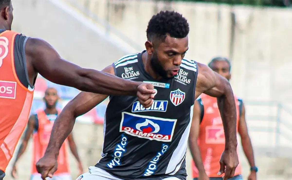 El colombiano se entrena con sus compañeros en Junior a la espera de una definición.