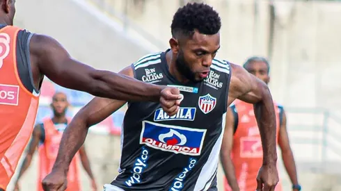 El colombiano se entrena con sus compañeros en Junior a la espera de una definición.