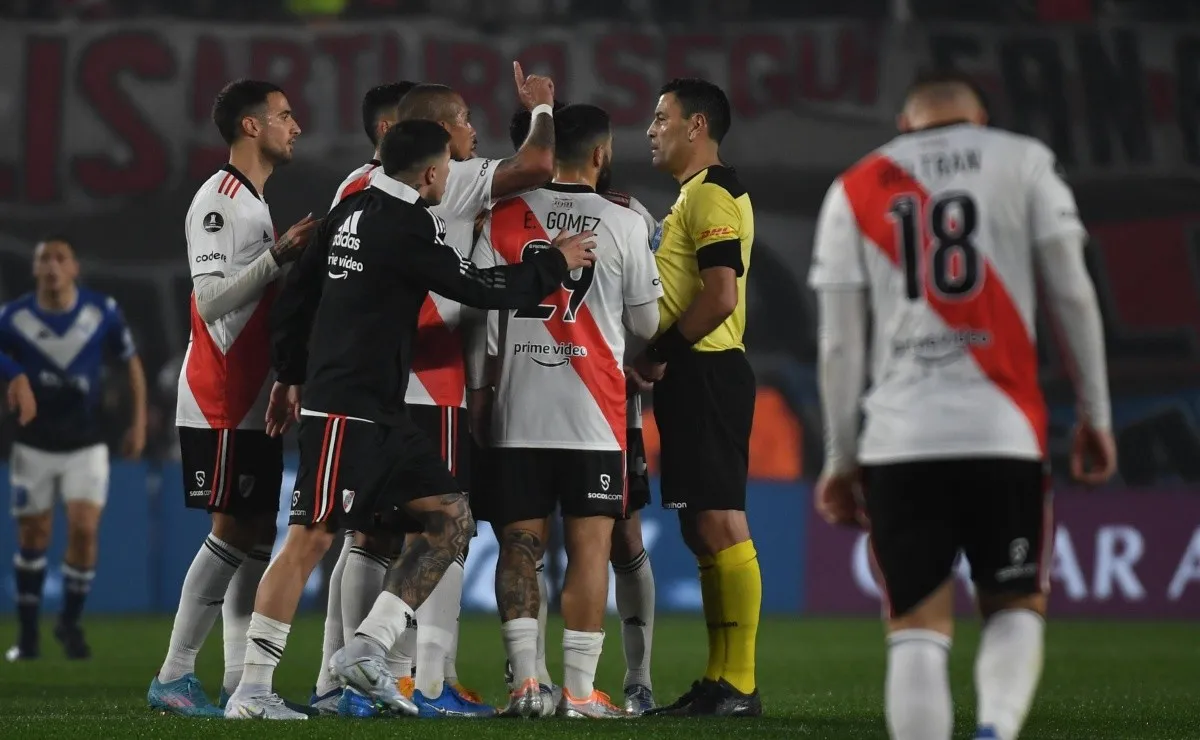 Todo River se le fue al humo a Tobar y con justa razón: el VAR damnificó a River.