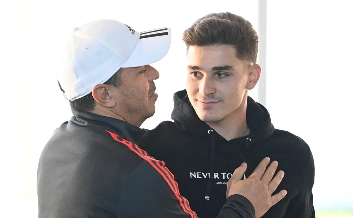 El último abrazo del Muñeco para Julián, antes de su partida a Inglaterra.