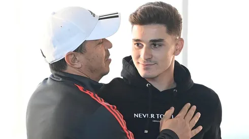 El último abrazo del Muñeco para Julián, antes de su partida a Inglaterra.
