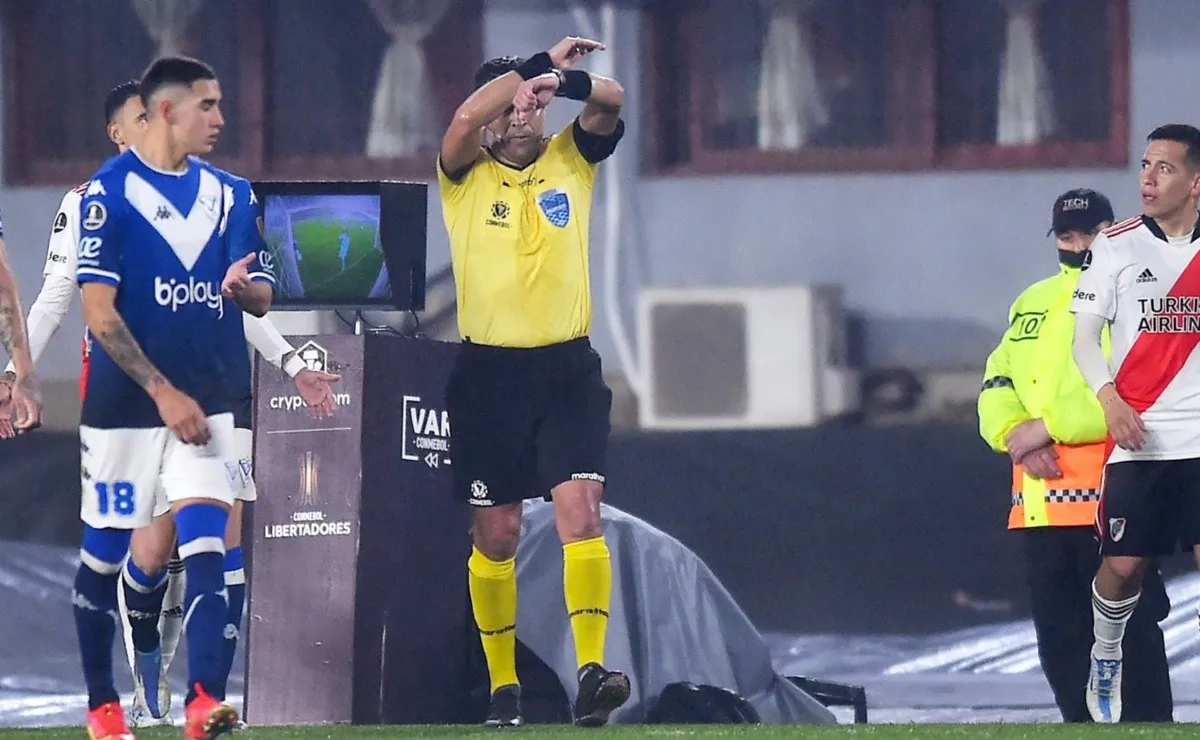 El chileno Tobar, luego de la charla con los brasileños del VAR, anuló el gol de Matías Suárez.