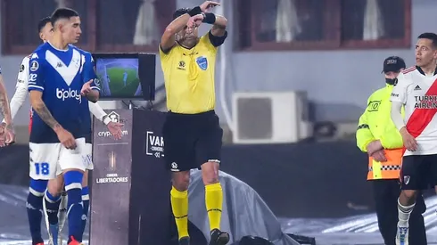 El chileno Tobar, luego de la charla con los brasileños del VAR, anuló el gol de Matías Suárez.