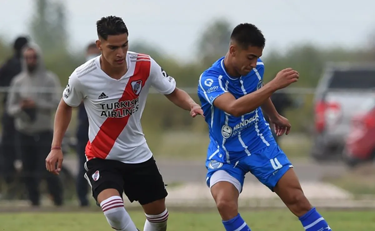 Flabián Londoño Bedoya fue desde el arranque en River y sigue sumando minutos tras la lesión.
