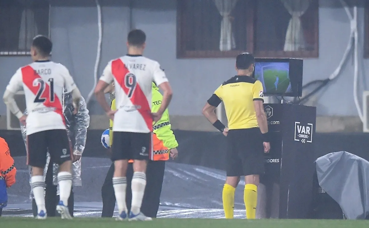 La tecnología se empecinó en buscar hormigas y despojó a River de igualar la serie.