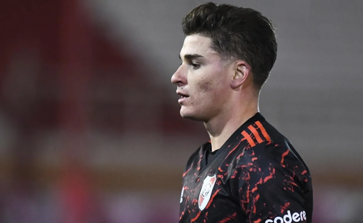 Julián Álvarez volvió a macar y quedó muy cerca de la marca de Borré.