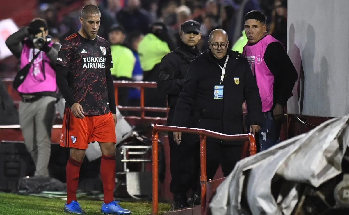 Jonatan Maidana fue expulsado a instancias del VAR.